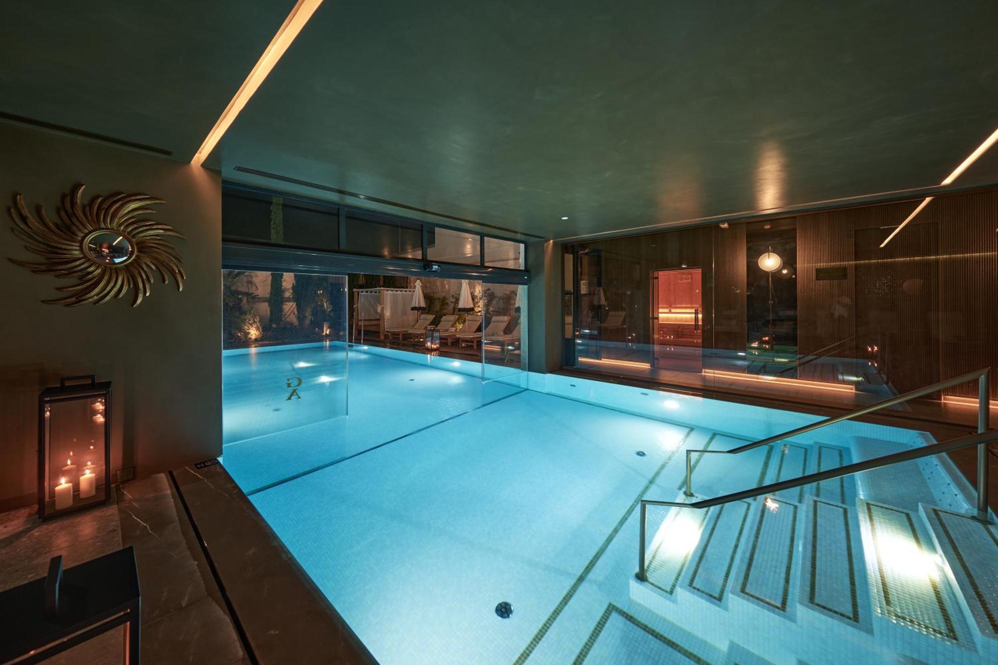 Ga Palace Hotel & Spa, A Xixth-Century Villa Porto Exterior photo The swimming pool at the hotel