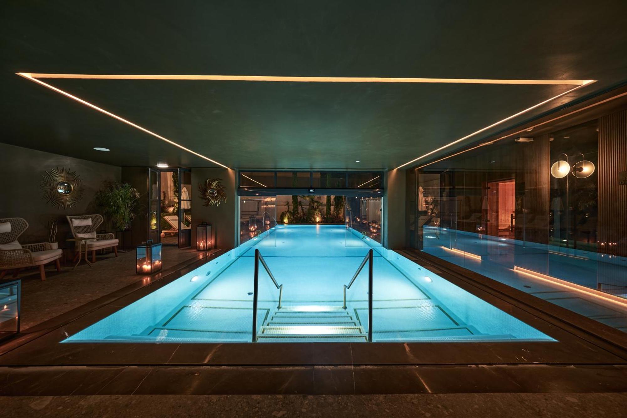 Ga Palace Hotel & Spa, A Xixth-Century Villa Porto Exterior photo The pool at the Mandarin Oriental, Munich